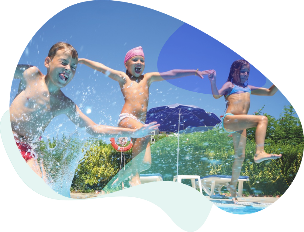 Kinder springen fröhlich in einen Pool